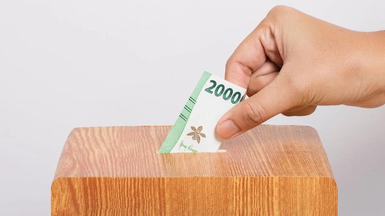 Kemudian, 10 persen dari gaji dialokasikan untuk membayar zakat atau bersedekah.