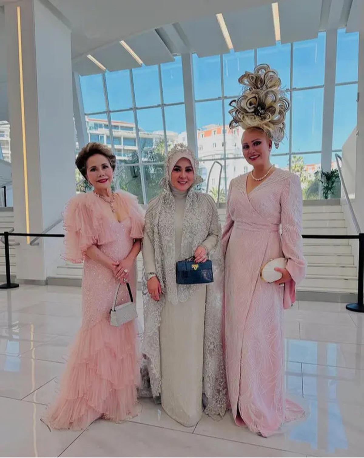 Gaya Syahrini dan Dewi Soekarno saat Makan Bersama, Glamor dengan Karakter Kuat yang Tak Terlupakan