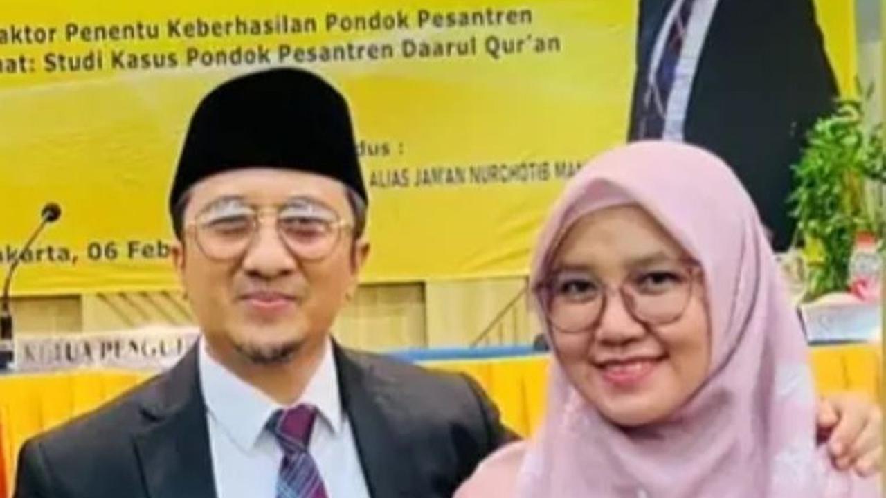 Momen Ustaz Yusuf Mansur Raih Gelar Doktor dari Universitas Trisakti, Sang Istri Setia Mendampingi
