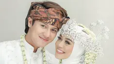 Beberapa hari terakhir rumah tangga Rizky Billar dan Lesti Kejora menyedot perhatian publik. Pasalnya, pelantun &ldquo;Tirani&rdquo; di dampingi kuasa hukum melaporkan suaminya ke Polres Metro Jakarta Selatan, 28 September 2022, terkait dugaan KDRT. Ini berbanding terbalik dengan kemesraan yang sering mereka umbar di layar kaca dan medsos. Berikut kilas balik potret pernikahan Rizky Billar dan Lesti Kejora. (Foto: Dok. Instagram @rizkybillar)
