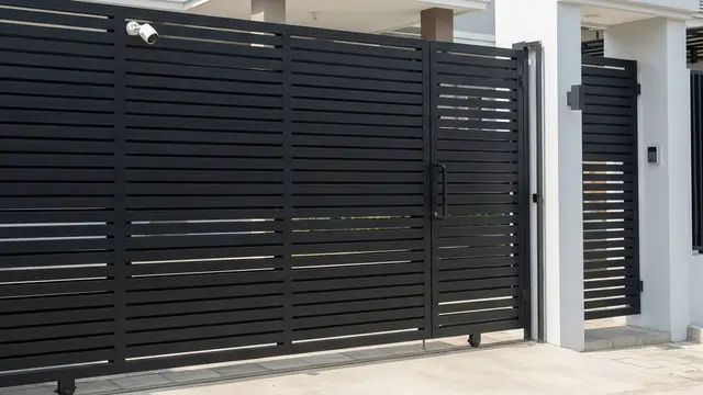 Model Pagar Tinggi Minimalis dengan CCTV Terintegrasi