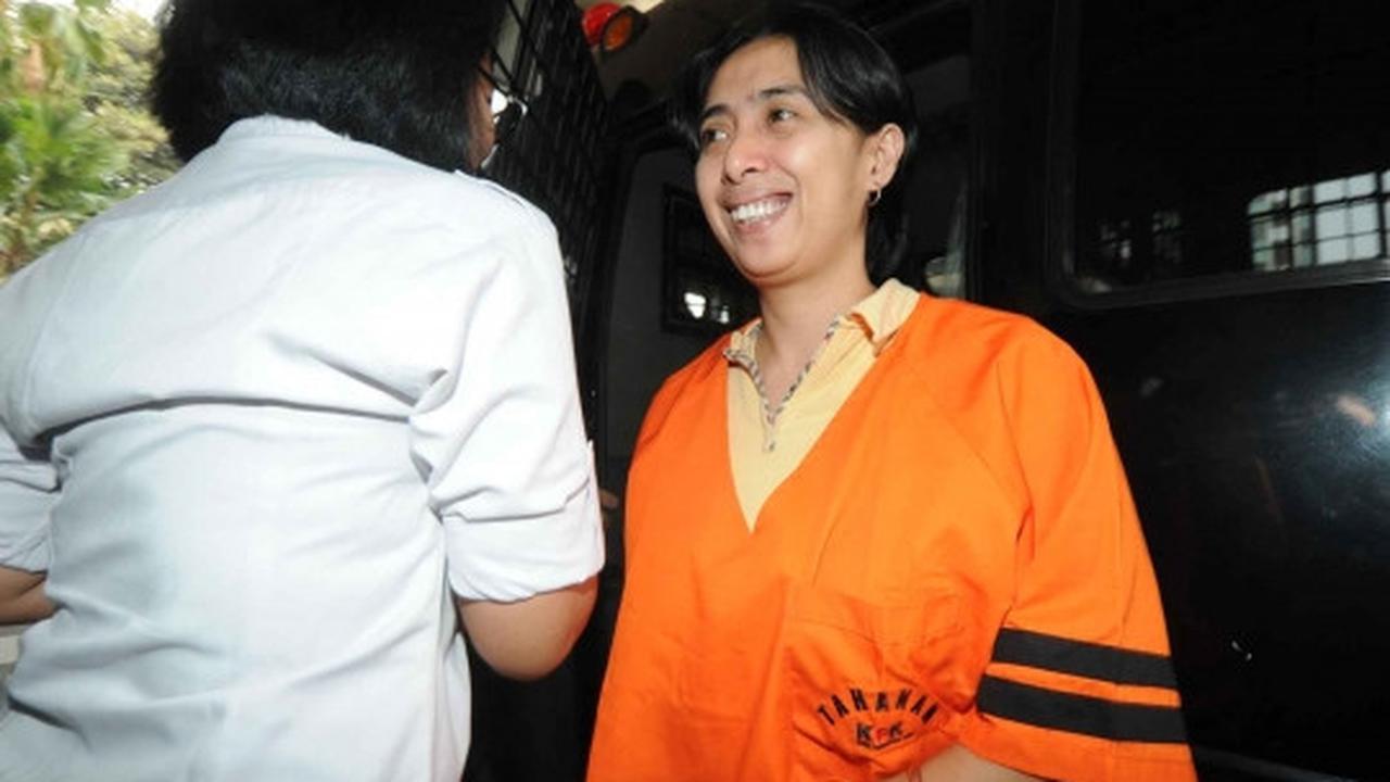 Diperiksa KPK, sekretaris Dewie Yasin Limpo umbar senyuman