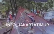 Baliho Caleg PSI Roboh Bikin Dua Ibu-Ibu Jatuh dari Motor di Cakung