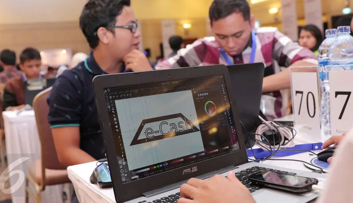 Peserta kompetisi mandiri Hackaton 2016 saat berlomba membuat aplikasi di Jakarta, (26/2). Ajang adu kreativitas developer IT ini digelar Bank Mandiri untuk mengembangkan bibit digital technopreneur potensial di Tanah Air.  (Liputan6.com/Angga Yuniar)