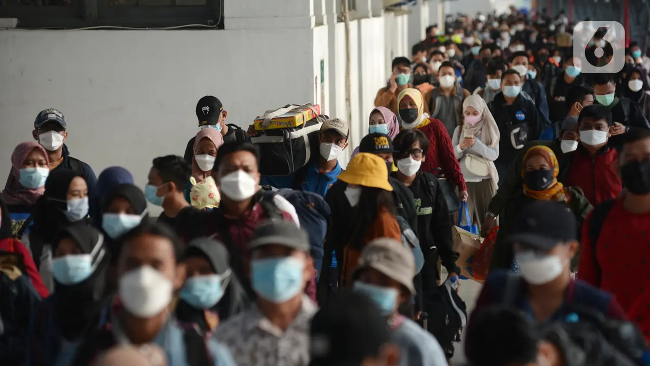 FOTO: Suasana Arus Balik Mudik Lebaran di Stasiun Pasar Senen