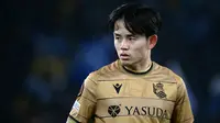Pemain depan Real Sociedad asal Jepang #14, Takefusa Kubo, terlihat selama pertandingan Liga Eropa UEFA antara Lazio dan Real Sociedad di Stadion Olimpiade di Roma, Jumat dini hari WIB (24-1-2025). (Filippo MONTEFORTE/AFP)