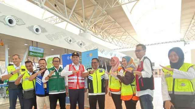 Kepala Kantor Otoritas Bandar Udara Wilayah I Soekarno-Hatta Capt Yufridon Gandoz bersama Direktur PT Bandar Udara Internasional Jawa Barat (Perseroda) Muhamad Singgih dan Executive General Manager Bandara Internasional Kertajati R Indra Crisna Seputra.