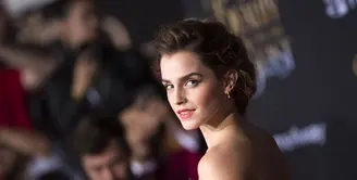 Berfoto dengan gaya berpakaian seksi seringkali dilakukan para selebrit wanita yang gemar memamerkan kemolekan tubuh seksinya. Seperti halnya Emma Watson yang berpakaian seksi sampai payudaranya terlihat. (AFP/Bintang.com)