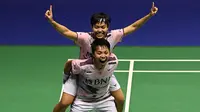 Ganda putri Indonesia, Apriyani Rahayu/Siti Fadia Silva Ramadhanti sukses menyegel juara Hong Kong Open 2023 yang berlabel BWF Super 500 setelah secara dramatis membungkam wakil Malaysia, Pearly Tan/Thinaah Muralitharan dengan rubber game 14-21, 24-22 dan 21-9 dalam laga yang berlangsung di Hong Kong Coliseum, Minggu (17/9/2023) siang WIB. Berkat kemenangan Apriyani/Siti Fadia, keduanya mencatat sejarah sebagai ganda putri Indonesia pertama yang menjuarai Hong Kong Open sejak turnamen dimulai pada 1982, alias 41 tahun lalu. (AFP/Peter Parks)