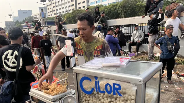 Pedagang cilor saat aksi demonstrasi di depan Gedung DPR, Senayan, Jakarta Pusat, Kamis (27/8/2026). (Liputan6.com/Christian)