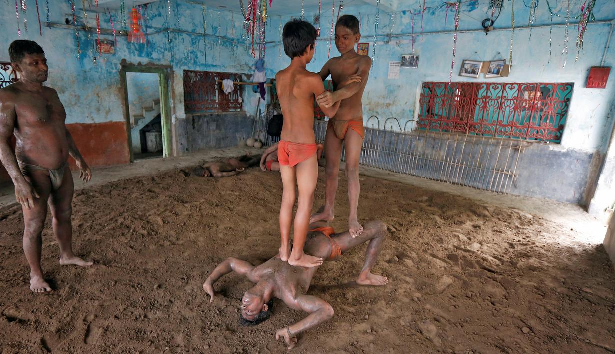 Sejumlah Pegulat berlatih di pusat pelatihan gulat tradisional India di tepi Sungai Gangga menjelang Bengal kejuaraan gulat lumpur, di Kolkata, India 17 Mei 2016. (REUTERS / Rupak De Chowdhuri)