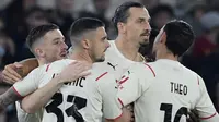 Zlatan Ibrahimovic mencetak gol ke-400 di liga domestik sepanjang kariernya dan ke-150 di Serie A, saat AC Milan menang 2-1 atas AS Roma pada lanjutan Liga Italia di Olimpico, Senin (1/11/2021). (AFP/Filippo Monteforte)
