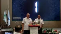Serah terima jabatan antara Capt. Rama Noya dan Capt. Muammar ditandai dengan penyerahan dokumen strategis serta laporan keuangan organisasi. (Ist).