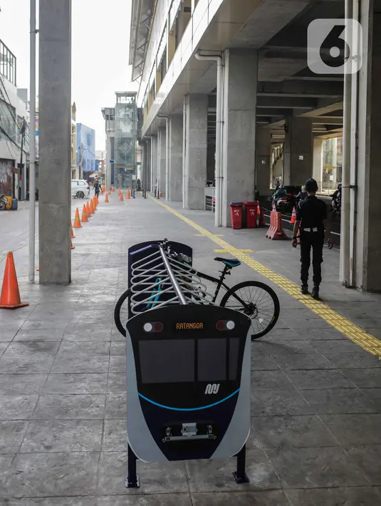 Suasana parkir sepeda di kawasan stasiun MRT Cipete Raya, Jakarta, Senin (14/10/2019). Pemprov DKI Jakarta bakal memberikan fasilitas parkiran sepeda di halte-halte bus Transjakarta sehingga warga bisa menaruh sepeda dan berpindah ke tranportasi umun. (Liputan6.com/Faizal Fanani)