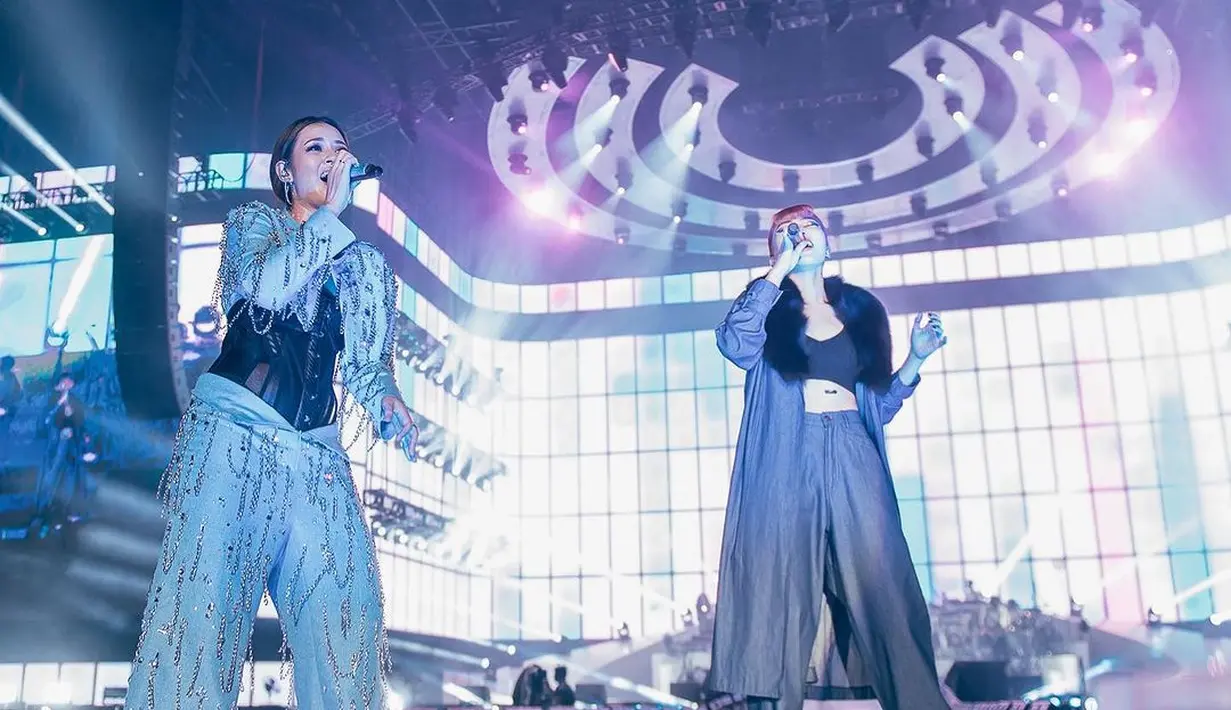 Raisa dan Isyana Sarasvati juga terlihat kompak kenakan denim on denim dengan styling yang sesuai dengan karakter. [@raisa6690]