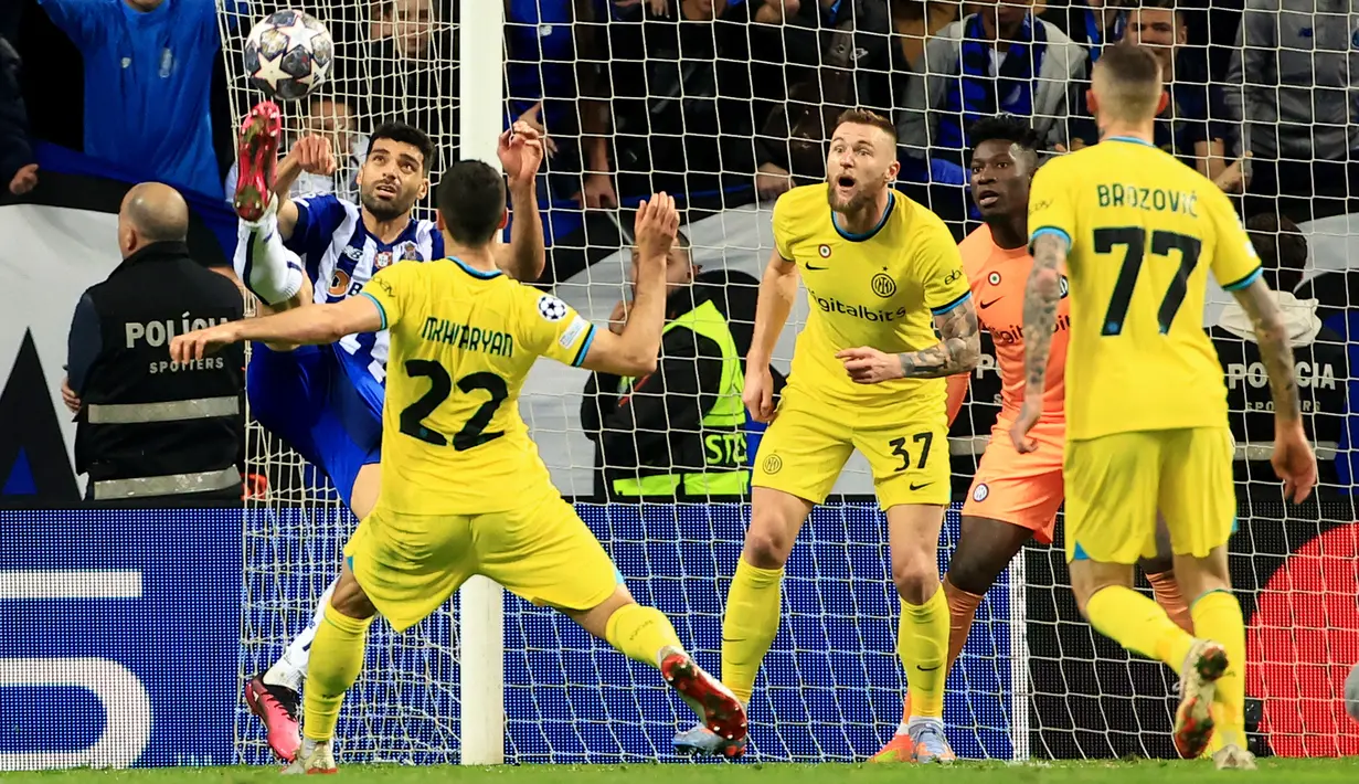 Pemain FC Porto Mehdi Taremi (kiri) melakukan tendangan ke gawang Inter Milan pada pertandingan leg kedua babak 16 besar Liga Champions di Stadion Dragao, Porto, Portugal, 14 Maret 2023. Laga berakhir imbang tanpa gol sehingga Inter Milan melaju dengan hasil agregat 1-0. (AP Photo/Luis Vieira)
