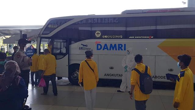 Kemnaker kembali  memfasilitasi pemulangan 131 Pekerja Migran Indonesia Bermasalah gelombang kedua dari Malaysia melalui Bandara Soekarno-Hatta (Soetta),  Minggu (27/6/2021).