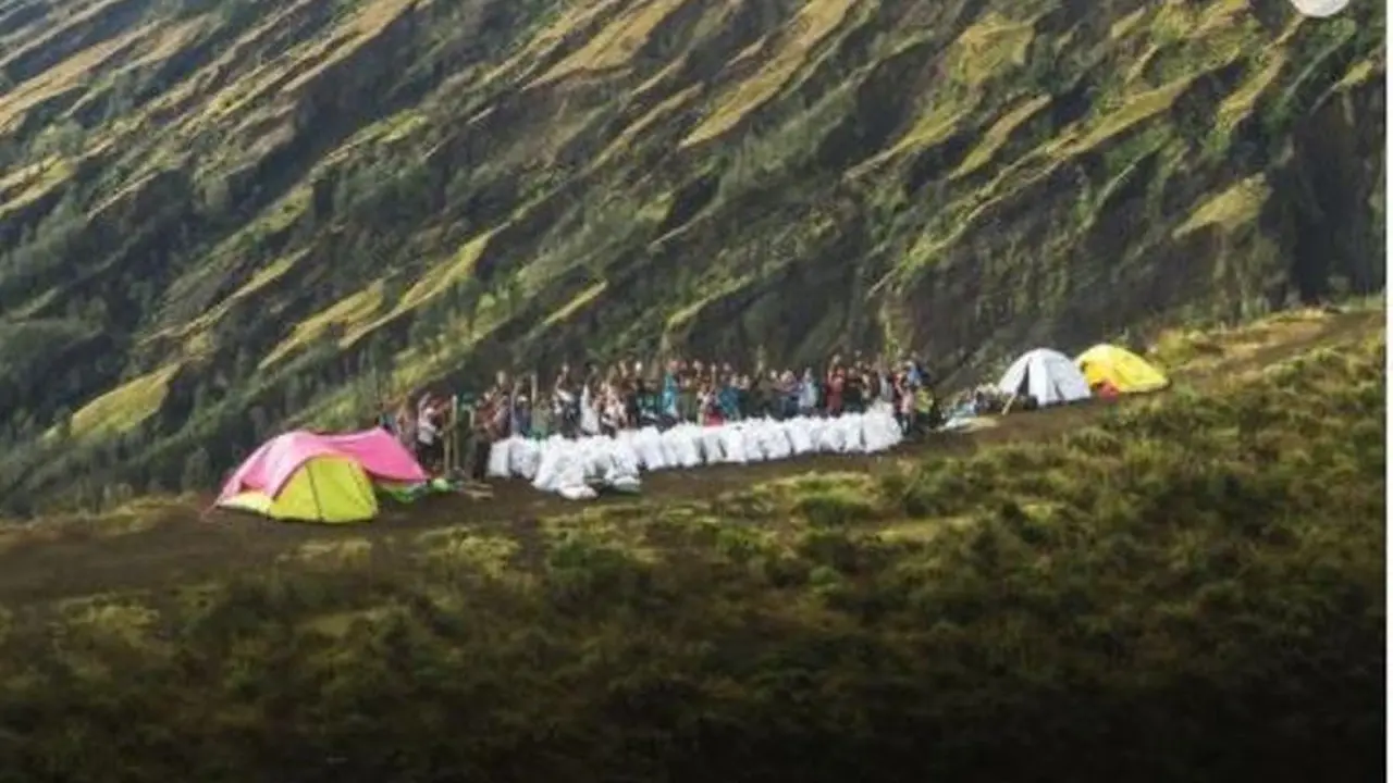 Aksi Pria Prancis dan Porter Angkut Sampah 1,6 Ton dari Gunung Rinjani