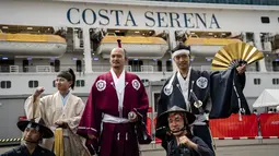 Anggota kelompok pertunjukan samurai tradisional Nagoya Omotenashi Bushotai berpose di depan kapal pesiar Costa Serena setelah tiba di Pelabuhan Nagoya, Prefektur Aichi, Jepang, Selasa (15/9/2026). Atlet dari cabang panahan, basket 3x3, kano/kayak sprint, balap sepeda gunung dan BMX, sepak bola putra, senam, bola tangan, judo, kabaddi, kurash, seni bela diri campuran, dayung, rugbi, sepak takraw, panjat tebing, squash, tenis, angkat besi, gulat, dan wushu akan tinggal di kapal tersebut. (AFP/Fred Mery)