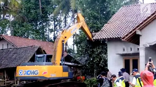 Hari pertama pengosongan area pembangunan bandara baru di Kulonprogo,berlangsung ricuh saat warga penolak realokasi tetap bertahan.