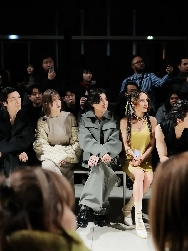 7 Potret Cinta Laura di Milan Fashion Week 2025, Memesona Bareng Seleb Internasional