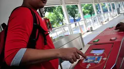 Kartu e-ticket ini digunakan di seluruh halte Koridor 1 (Blok M - Kota) dan 11 halte utama, , Jakarta, Senin (4/8/2014) (Liputan6.com/Faizal Fanani)