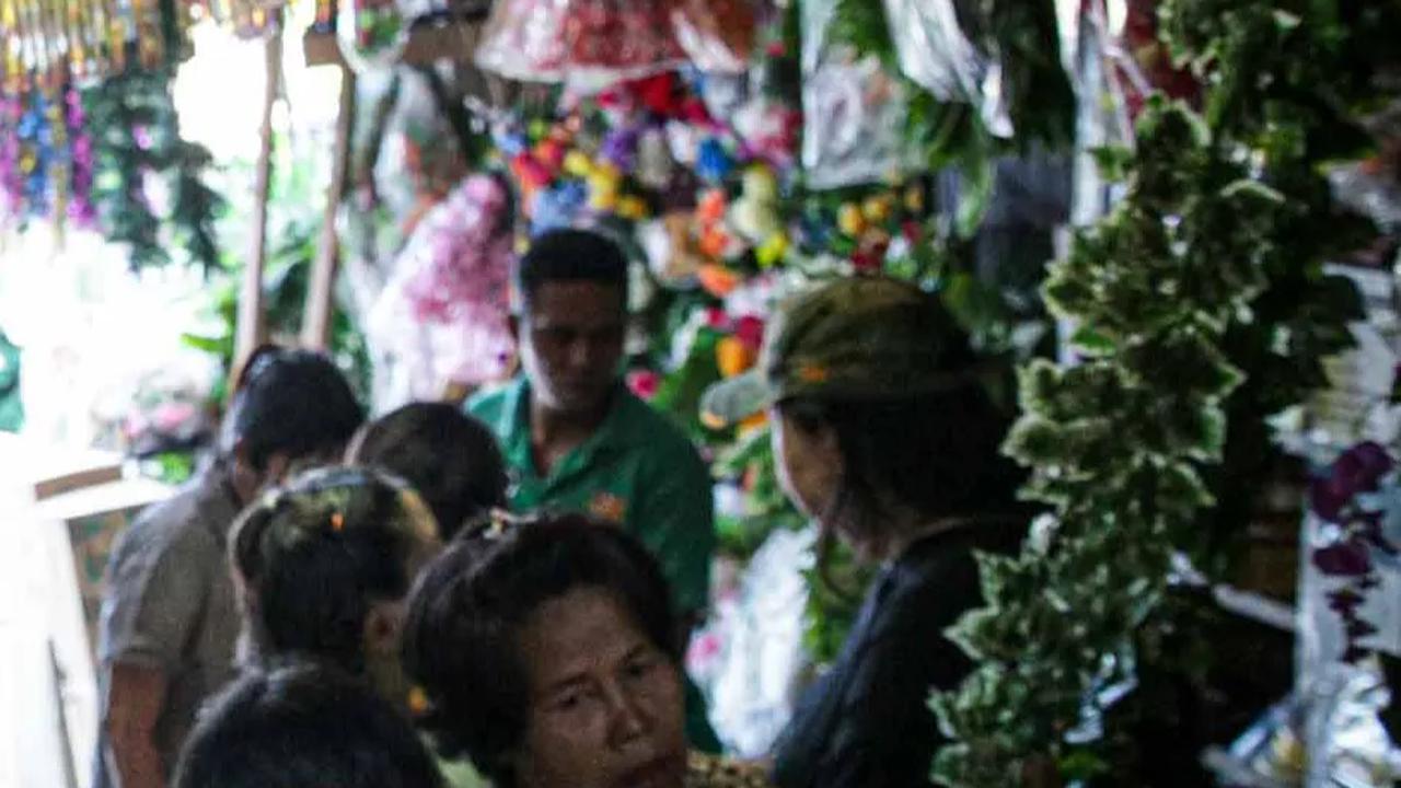 Suasana salah satu toko yang dipadati pembeli pernak-pernik Natal di Pasar Asemka, Jakarta, kamis (14/12/2023).