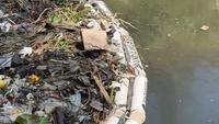 Trash Barrier Pandawara Dirusak Pencuri Besi, Sampah Kembali Cemari Sungai Citarum