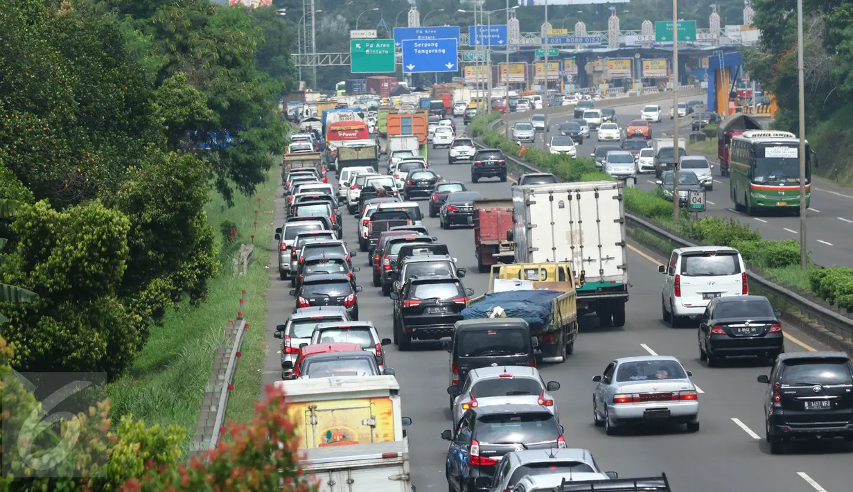 Kondisi arus lalu lintas di ruas Tol BSD JORR, Tangerang Selatan, Senin (16/5). Terjadi kemacetan parah menyusul robohnya jembatan penyeberangan orang (JPO) di ruas Tol BSD JORR karena dihajar truk trailer. (Liputan6.com/Fery Pradolo)