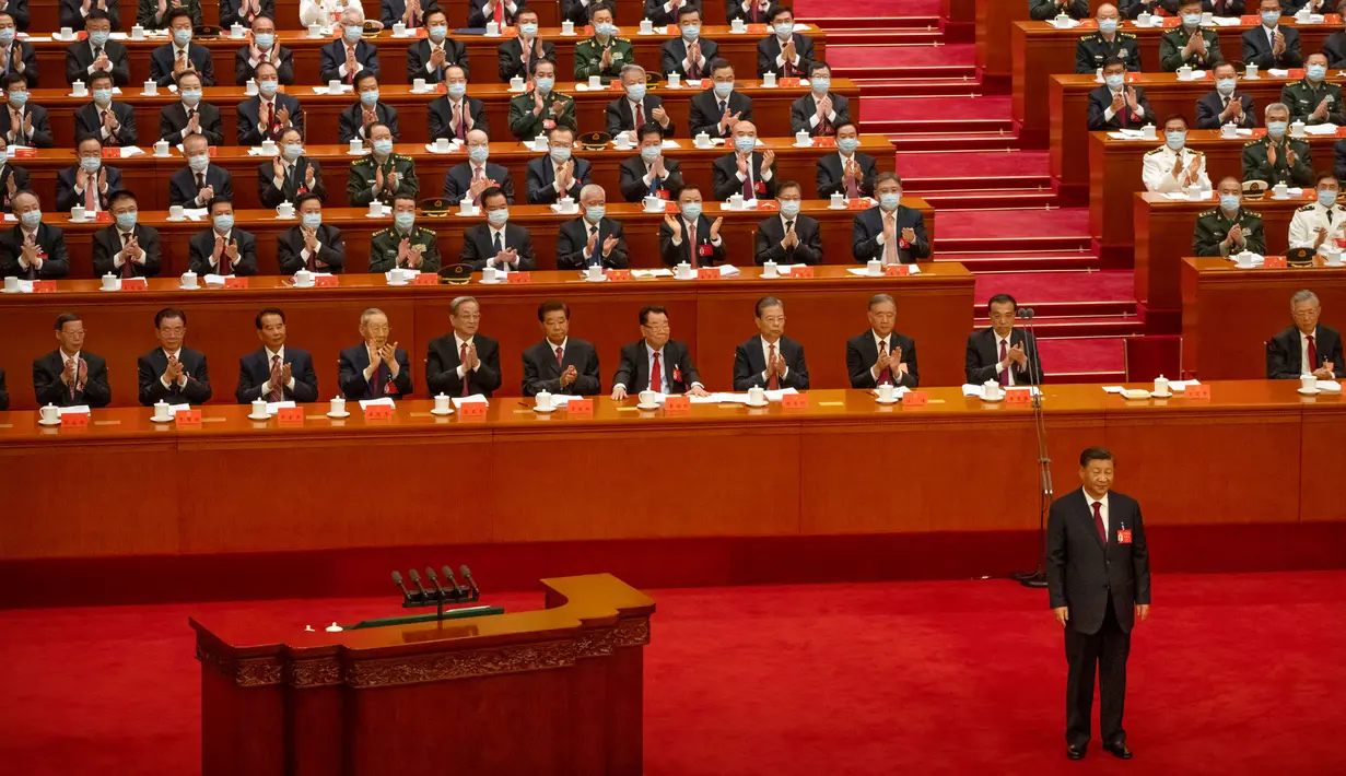 Delegasi bertepuk tangan setelah pidato Presiden China Xi Jinping selama upacara pembukaan Kongres Nasional ke-20 Partai Komunis China yang berkuasa di Aula Besar Rakyat di Beijing, Minggu (16/10/2022). Pemimpin China Xi Jinping memberi isyarat pada hari Minggu bahwa pemerintah akan mempertahankan kebijakan yang bertentangan dengan AS dan negara-negara lain dan memperdalam kontrol Partai Komunis terhadap ekonomi dan masyarakat. (Foto AP/Mark Schiefelbein)