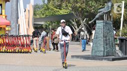 Pengunjung saat berkeliling menggunakan skuter listrik di Pantai Lagoon, Ancol, Jakarta, Rabu (9/10/2019). Pengelola Ancol kini menyediakan penyewaan skuter listrik berbasis aplikasi untuk pengunjung berkeliling kawasan pantai dengan tarif Rp.20.000 per 30 menit. (merdeka.com/Iqbal S. Nugroho)