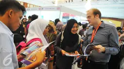 Peserta berbincang saat mengunjungi pameran LPDP Edufair di Jakarta, Selasa (31/1). Para Pelajar tersebut mengantri untuk memasuki pameran pendidikan tinggi Lembaga Pengelola Dana Pendidikan (LPDP) Edufair 2017. (Liputan6.com/Angga Yuniar)