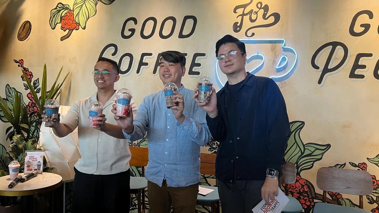 Kolaborasi ini menghadirkan dua menu frappe spesial yang terinspirasi dari brownie khas Fudgybro