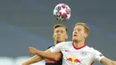Pemain RB Leipzig, Marcel Halstenberg berebut bola dengan pemain Atletico Madrid, Marcos Llorente pada perempat final Liga Champions di stadion Jose Alvalade di Lisbon, Portugal, Kamis, (13/8/2020). RB Leipzig menang tipis 2-1 dan melaju ke semifinal. (Miguel A. Lopes/Pool Photo via AP)