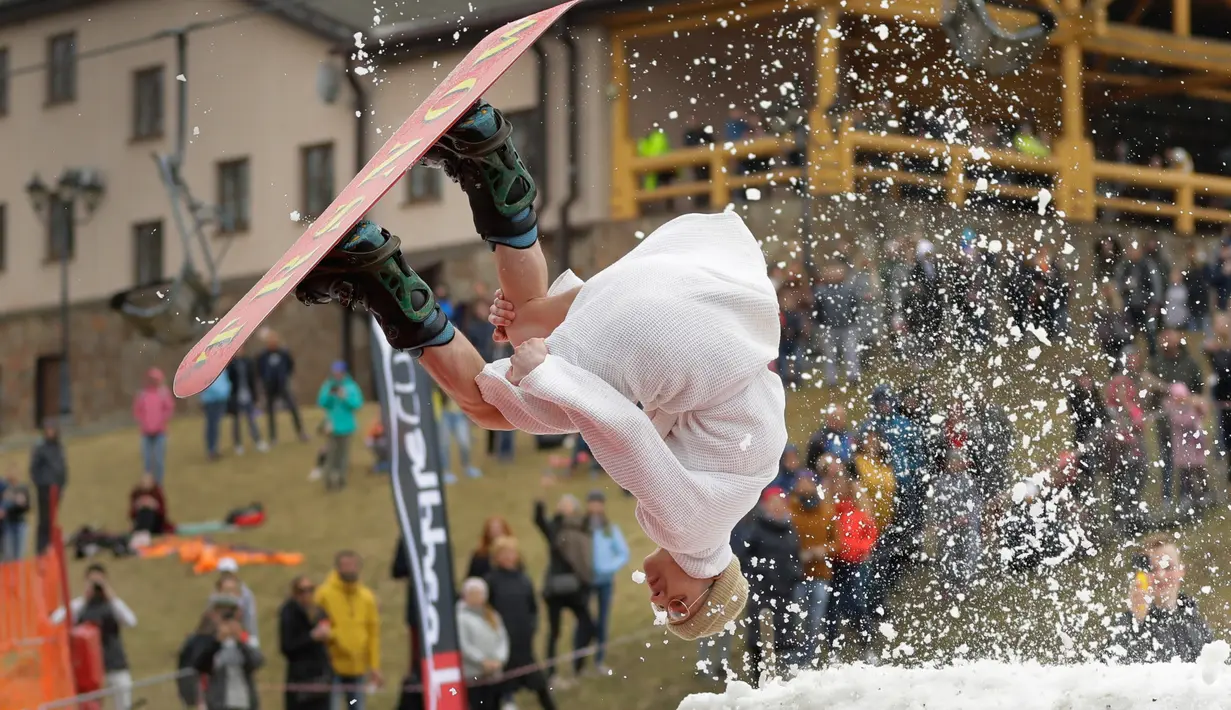 Seorang peserta mengenakan kostum sambil melakukan backflip sebagai bagian dari kompetisi komik 'Californication 9.0' di kota Logoisk, utara Minsk, Belarus, 7 April 2019. Sebanyak 8 peserta dengan kostum unik berseluncur salju untuk merayakan  akhir musim dingin. (AP Photo/Sergei Grits)