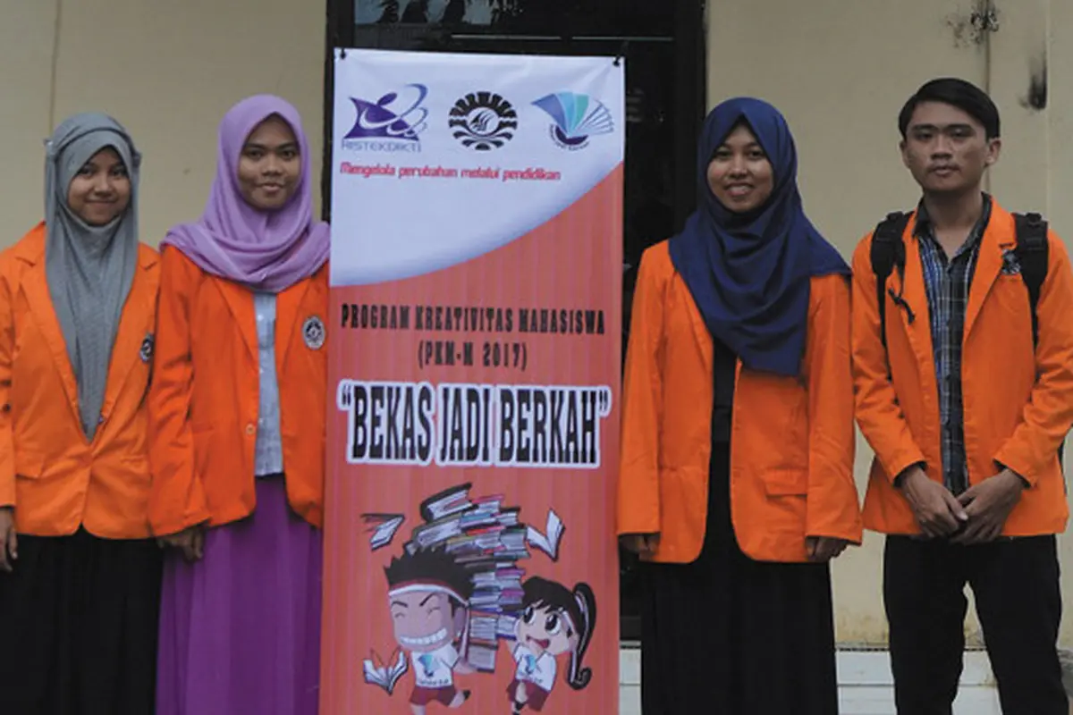 Peduli Minat Baca, Mahasiswa UNM Berbagi Buku ke Pelosok NKRI