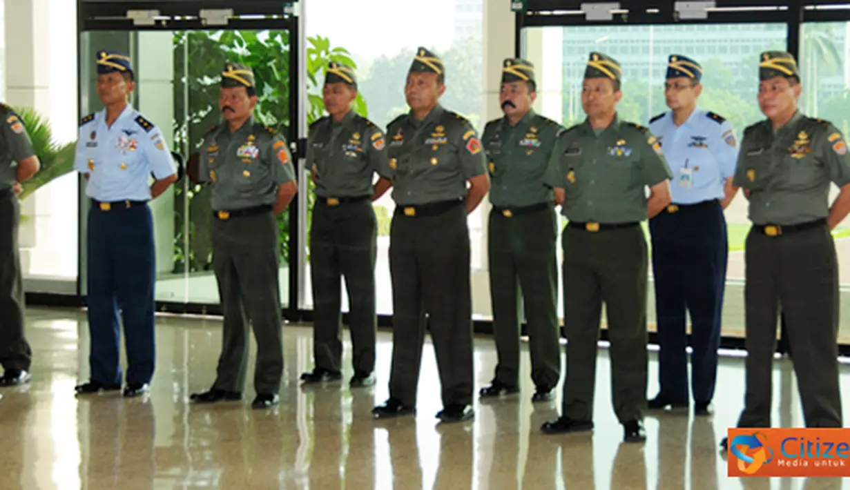Panglima TNI Laksamana TNI Agus Suhartono, menerima pelaporan korps kenaikan pangkat 11 Perwira Tinggi (Pati) TNI di Ruang Hening Mabes TNI Cilangkap, Jakarta Timur, Kamis (14/6). (Pengirim: Badarudin Bakri Badar).