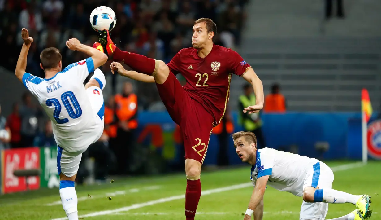 Pertarungan sengit antara Rusia kontra Slovakia di Stade Pierre-Mauroy, Prancis (15/6). Slovakia berhasil menang tipis 2-1 dalam laga lanjutan Piala Eropa 2016 Grup B kontra Rusia. (Reuters/ Christian Hartmann)