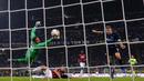 Proses terjadinya gol yang dicetak striker Inter Milan, Mauro Icardi, ke gawang AC Milan pada laga Serie A Italia di Stadion San Siro, Milan, Minggu (21/10). Inter menang 1-0 atas Milan. (AFP/Marco Bertorello)