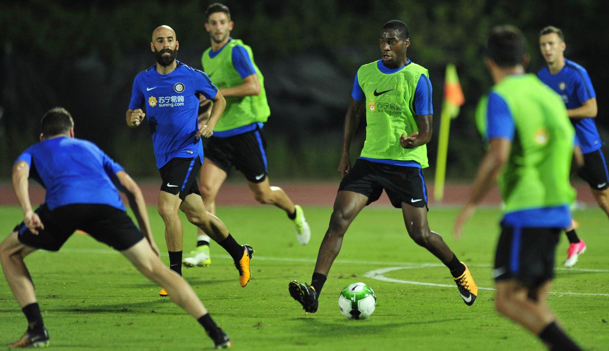 Para pemain Inter Milan mengikuti sesi latihan di Nanjing, China, Minggu, (23/7/2017). Inter Milan akan menghadapi Olympique Lyon pada laga turnamen pramusim ICC 2017. (AFP/STR)