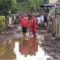 Jalan di Desa Bulukerto terendam lumpur dan sedang dalam upaya pembersihan oleh tim SAR Gabungan pasca banjir bandang di Kota Batu (Liputan6.com/Zainul Arifin)