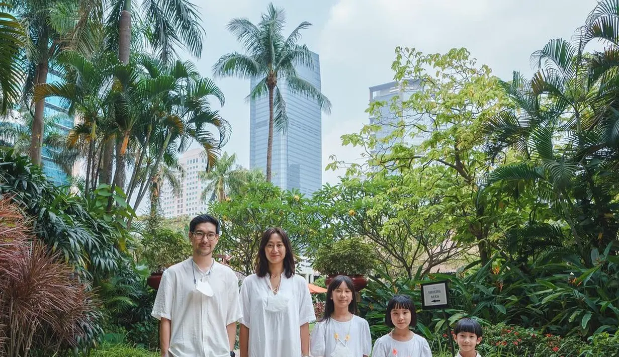 Sementara geng cewek-cewek kompak pakai dress ruffle putih, Appa Jay dan si bontot Jio kompak memadukan kemeja putih dan celana pendek warna coklat. Bisa jadi inspirasi nih, Sahabat Fimela! (Instagram/kimbabfamily.official).