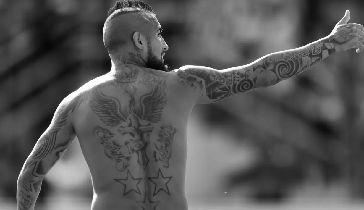 Arturo Vidal membuat tato pompa insulin di perutnya sebagai aksi protes kepada pemerintah Chile, yang tidak menjalankan kebijakan pengobatan anak-anak yang menderita penyakit diabetes tingkat awal. (AFP/Robert Michael)