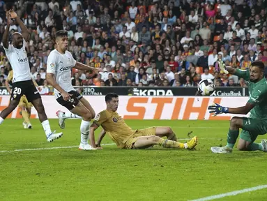 Penyerang Barcelona Robert Lewandowski mencetak gol pembuka ke gawang Valencia pada perpanjangan waktu saat jornada ke-12 La Liga 2022/23 di Mestalla, Minggu (30/10/2022) dini hari WIB. Menghadapi tuan rumah Valencia, Barcelona berhasil menang dengan skor tipis 1-0. (AP Photo/Alberto Saiz)