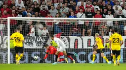 Penjaga gawang Borussia Dortmund Alexander Meyer melakukan penyelamatan saat melawan Sevilla pada pertandingan Grup G Liga Champions di Stadion Ramon Sanchez Pizjuan, Seville, Spanyol, 5 Oktober 2022. Borussia Dortmund menang 4-1. (AP Photo/Jose Breton)