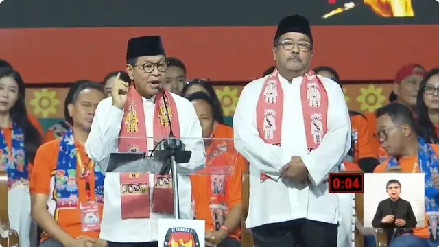 Pasangan calon gubernur dan calon wakil gubernur nomor 3 Pramono Anung-Rano Karno saat membacakan visi misi di debat kedua Pilgub Jakarta 2024.