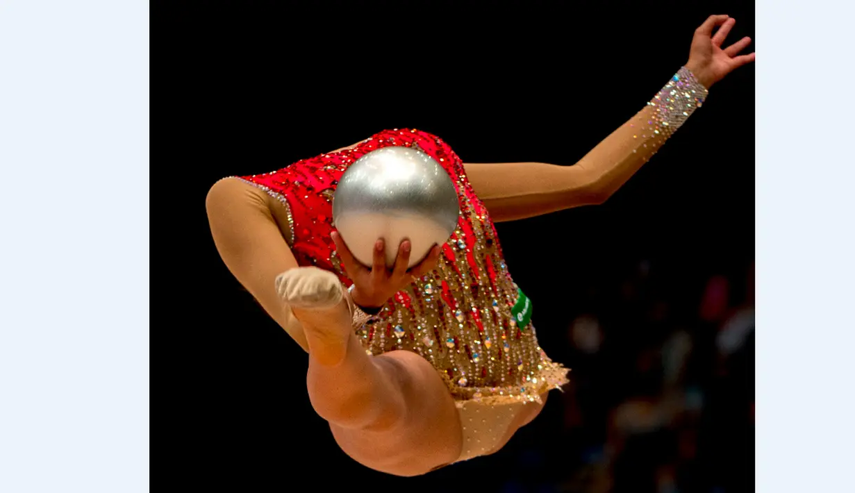 Pesenam Rusia, Margarita Mamun, saat beraksi di nomor final individu dalam turnamen the 4th Hungarian Rhythmic Gymnastics World Cup di Budapest, Hungaria. (9/8/2015). (EPA/MTI/Tibor Illyes)