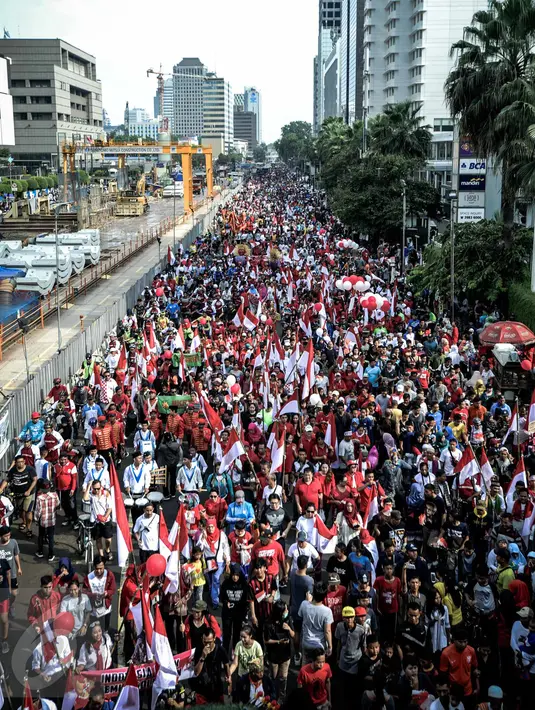 Arena Car Free Day (CFD) dari kawasan MH Thamrin hingga Bundaran HI di Jalan Sudirman, Jakarta, semarak dengan warna merah putih, Minggu (20/11). Ribuan peserta yang dari berbagai elemen memeriahkan Karnaval Cinta Budaya NKRI. (Liputan6.com/Faizal Fanani)