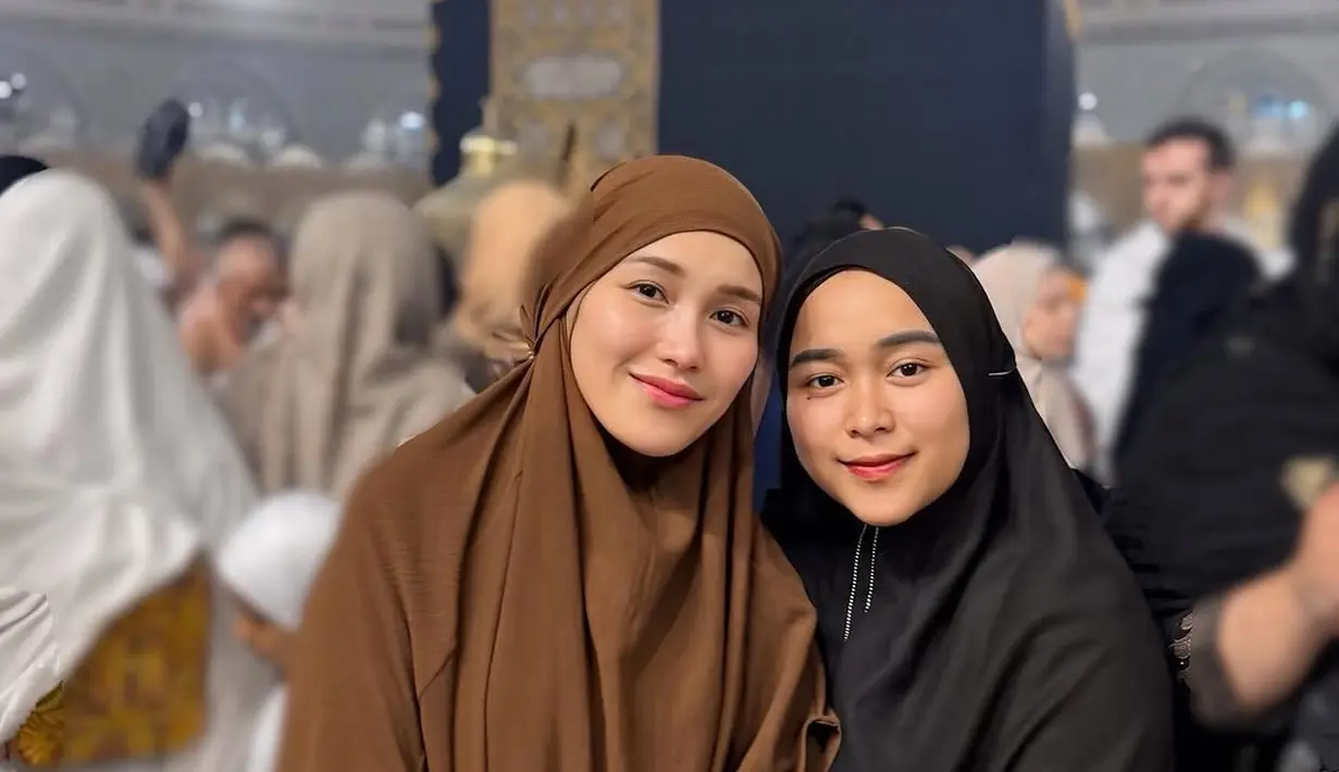 Ia tampaknya memilih untuk tidak menggunakan complexion seperti foundation atau bedak, sehingga kulit wajahnya terlihat alami dengan tekstur yang sehat.  [@ayutingting92].