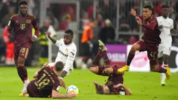 Pemain Bayer Leverkusen Callum Hudson-Odoi (kedua kiri) berebut bola dengan pemain Bayern Munchen Marcel Sabitzer (kiri) pada pertandingan sepak bola Bundesliga di Allianz Arena, Munich, Jerman, 30 September 2022. Bayern Munchen menang 4-0. (AP Photo/Matthias Schrader)